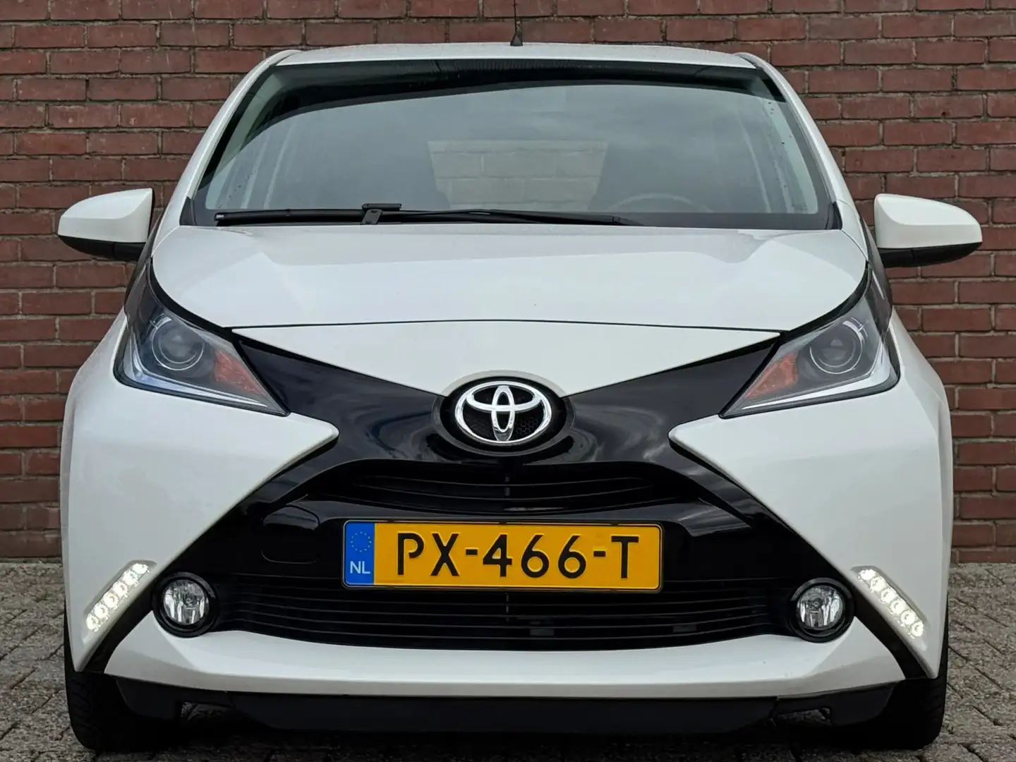 Toyota Aygo 1.0 VVT-i x-play AUTOMAAT | NL-AUTO! | CAMERA! Blanco - 2