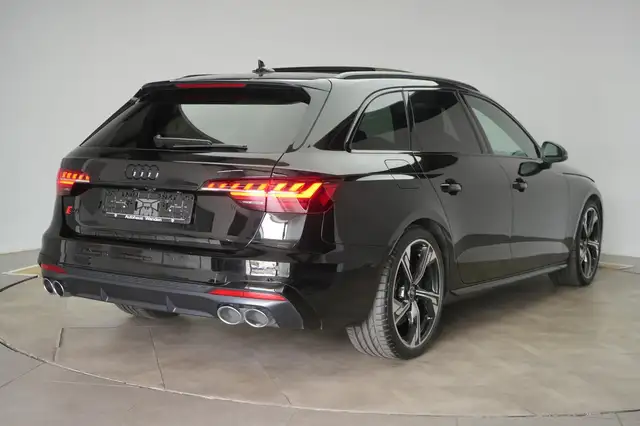 Audi S4 view 4