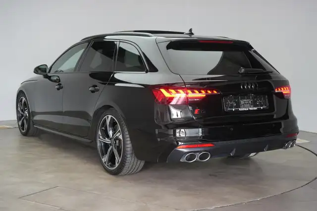 Audi S4 view 6