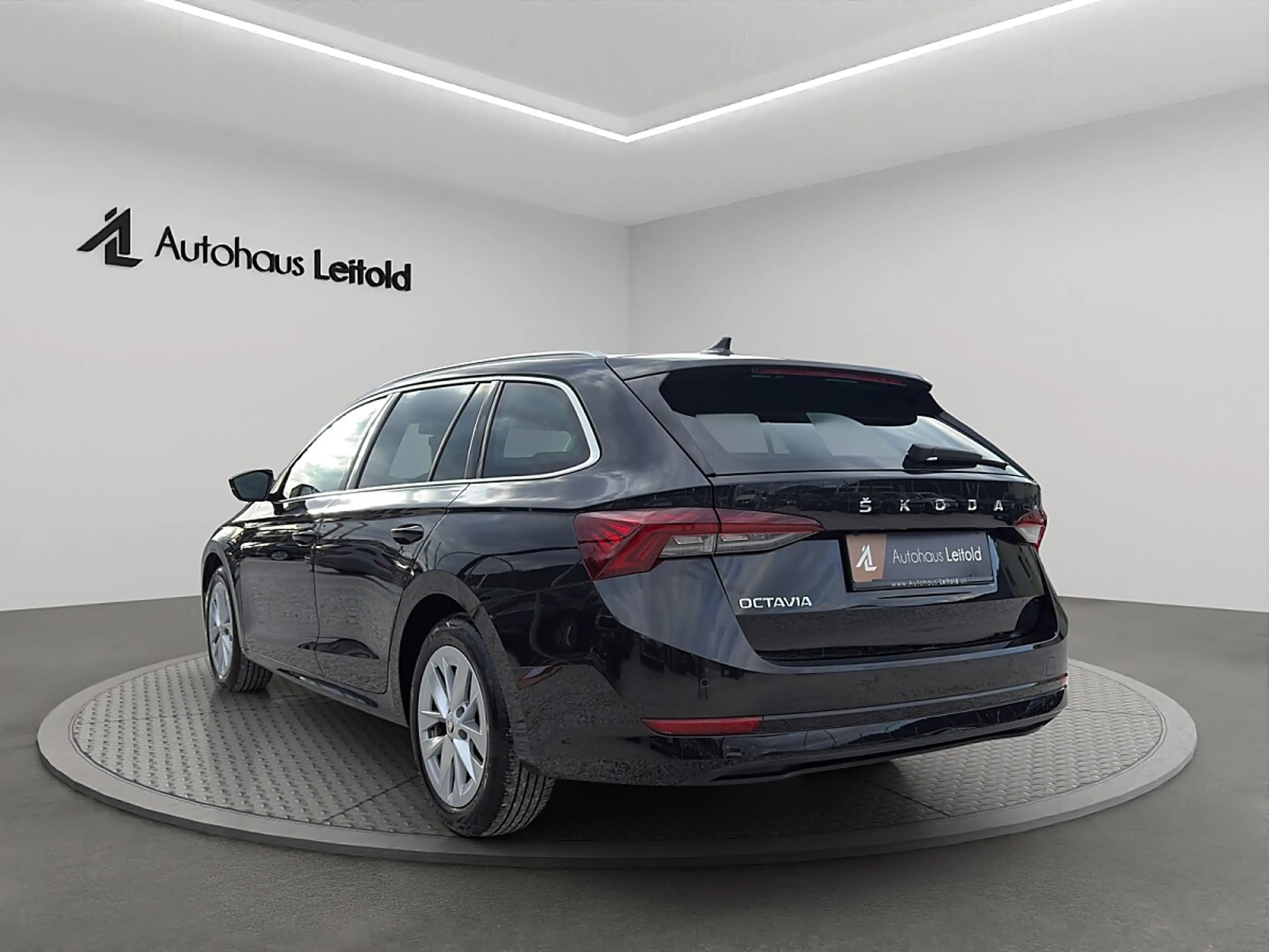 Skoda Octavia Combi 2,0 TDI Style DSG AHK MATRIX LED MEMORY K... — photo 4