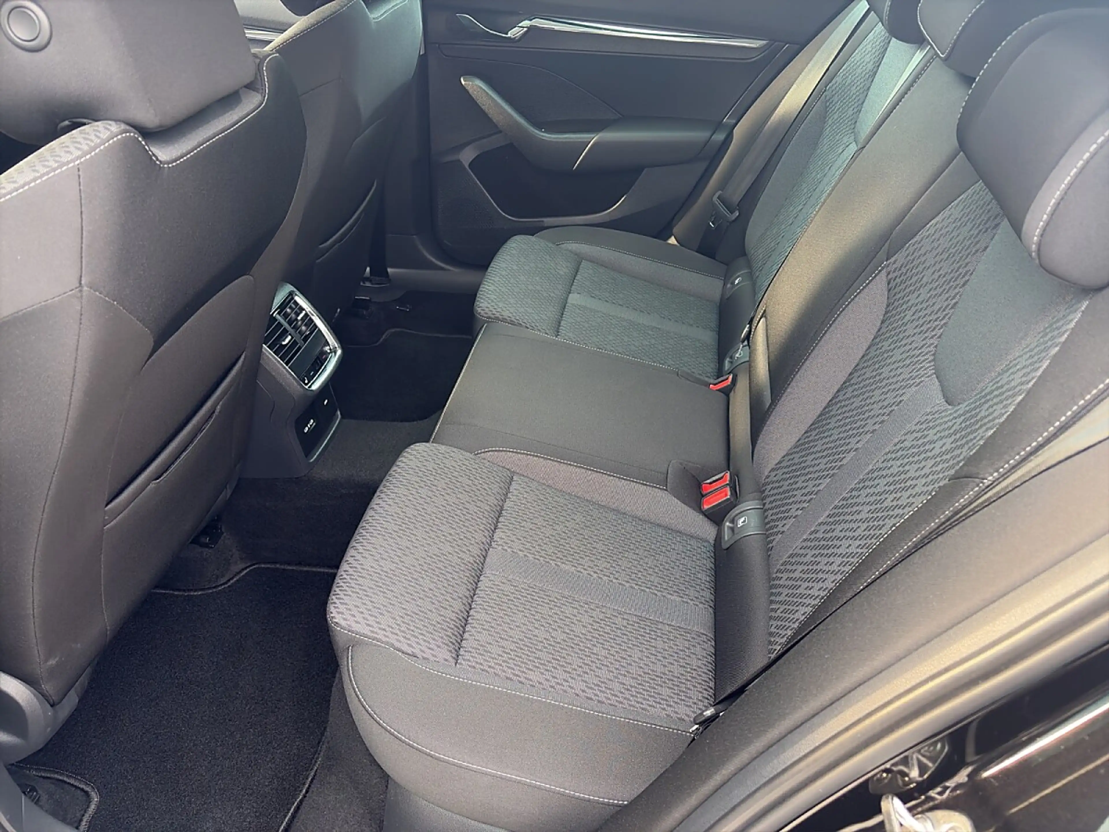 Skoda Octavia Combi 2,0 TDI Style DSG AHK MATRIX LED MEMORY K... — photo 11