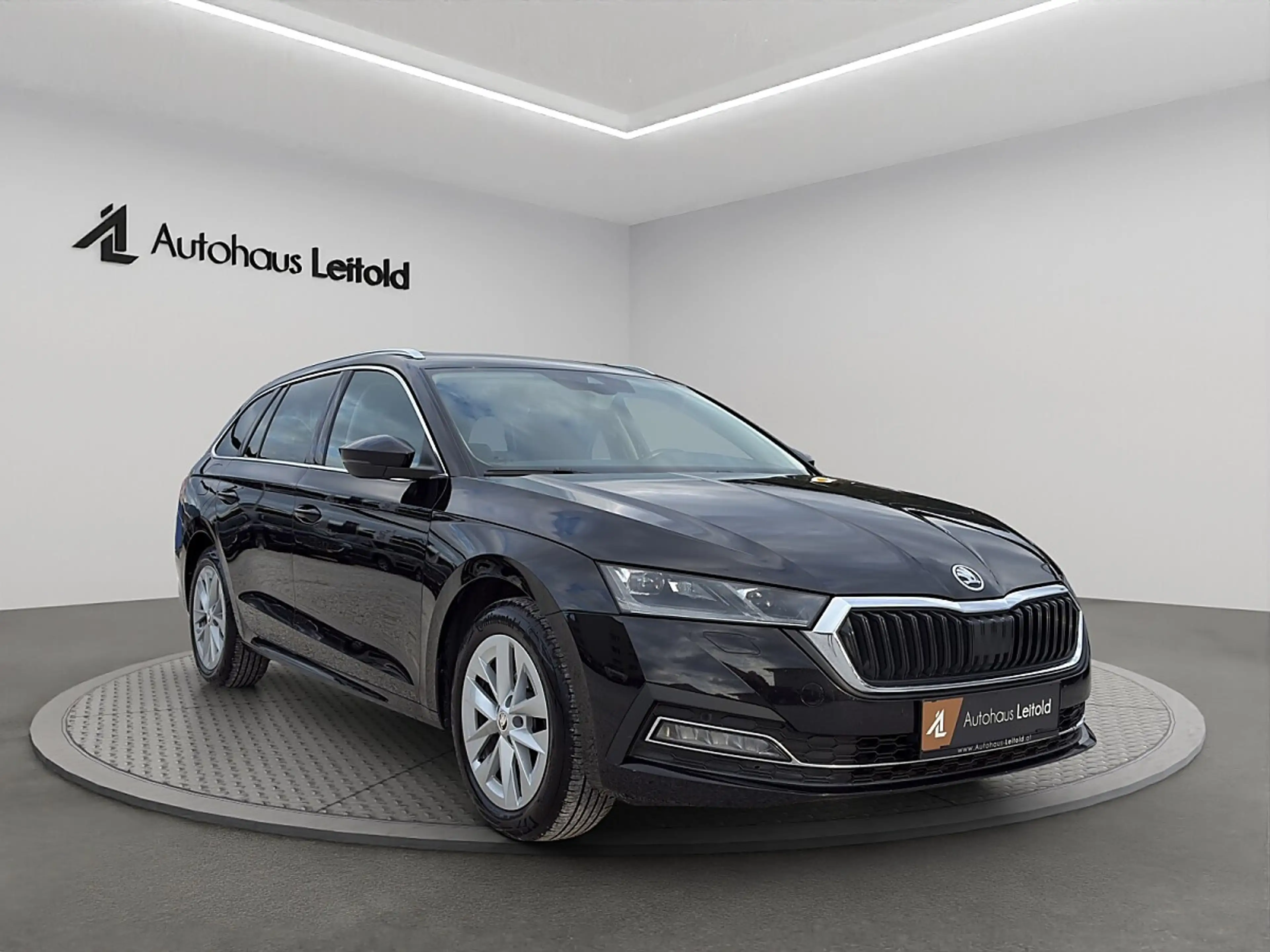 Skoda Octavia Combi 2,0 TDI Style DSG AHK MATRIX LED MEMORY K... — photo 3