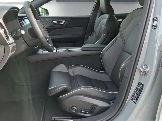 Volvo V60 Plus, B4 Mild Hybrid, Benzin, Dark Ansicht 8
