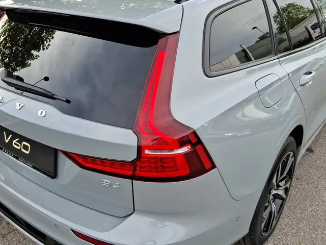 Volvo V60 Plus, B4 Mild Hybrid, Benzin, Dark Ansicht 6