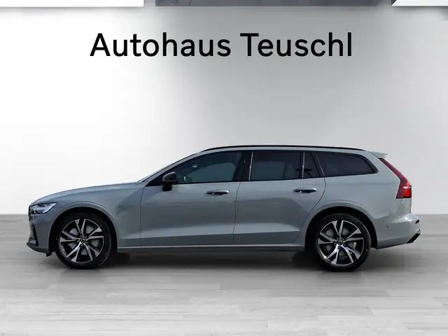 Volvo V60 Plus, B4 Mild Hybrid, Benzin, Dark Ansicht 2
