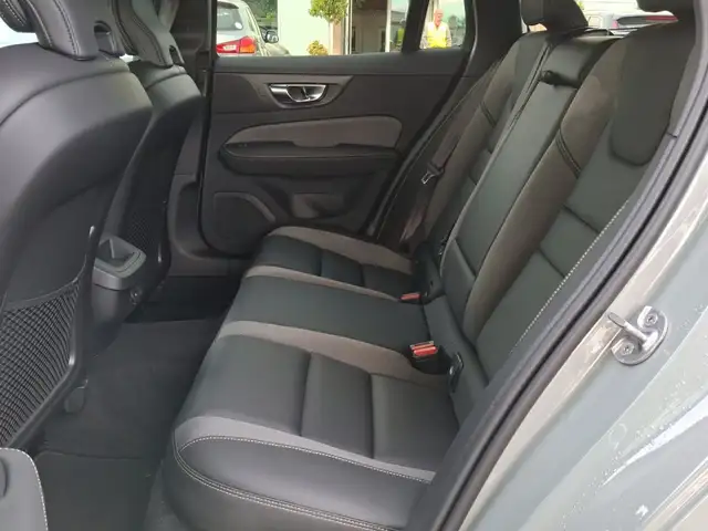 Volvo V60 Plus, B4 Mild Hybrid, Benzin, Dark Ansicht 14