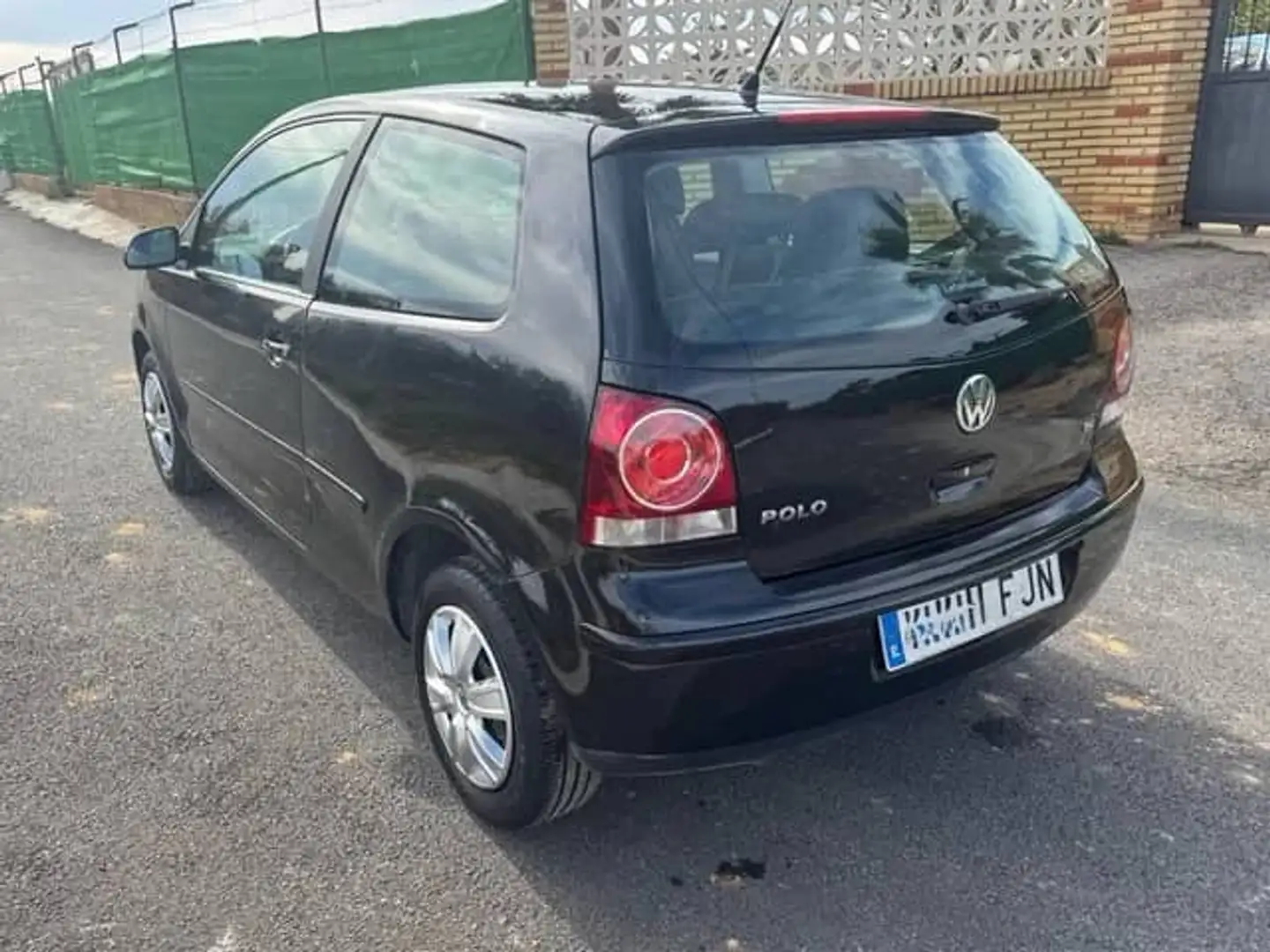 Volkswagen Polo Sedan - 2