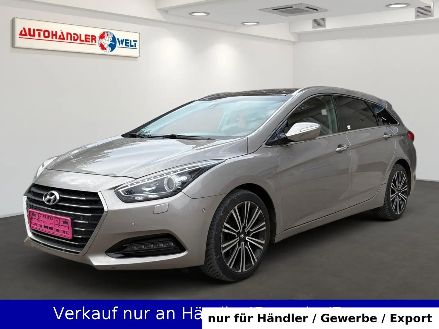 Hyundai i40 Kombi 1.7 CRDi Automatik AAC Navi Leder Pano Béžová - 1