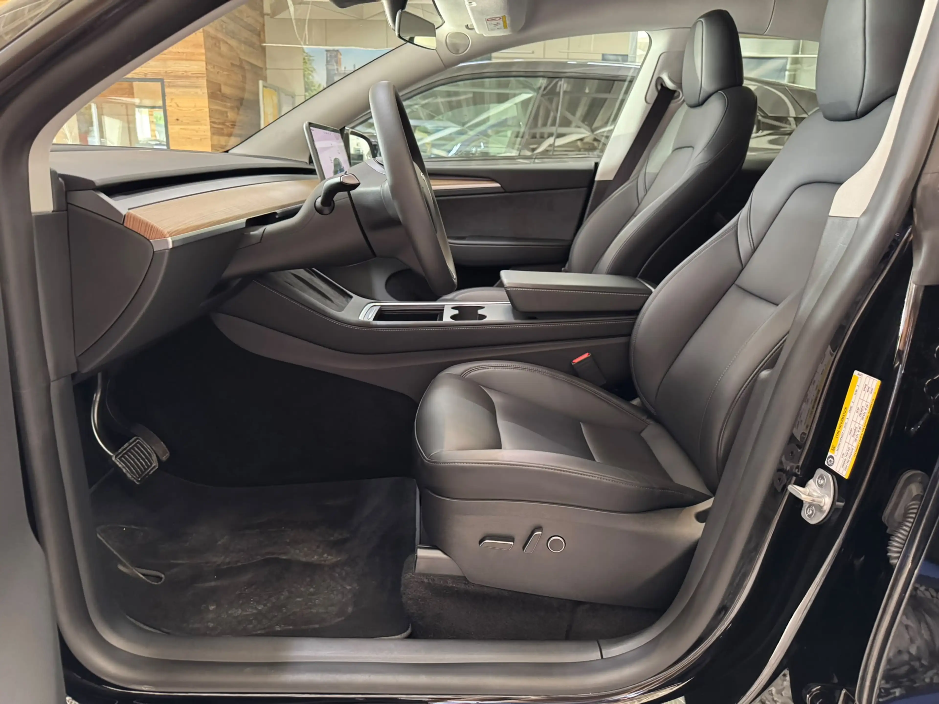 Tesla Model Y Long Range Dual AWD PANO NAVI LED SHZ WP — photo 10