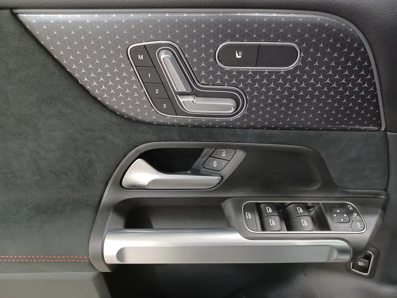 Mercedes-Benz GLB снимка Mercedes-Benz GLB