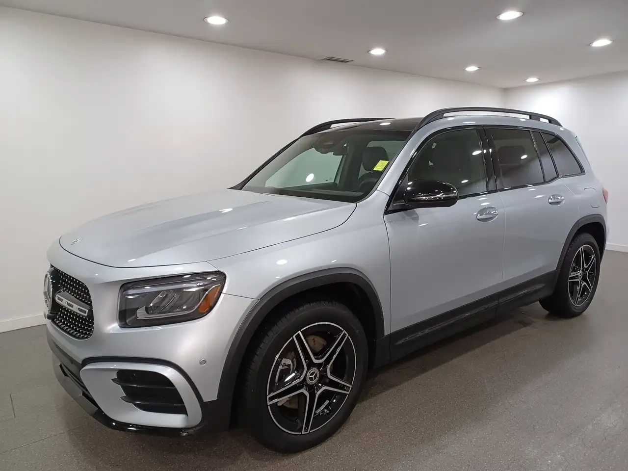 Mercedes-Benz GLB снимка Mercedes-Benz GLB