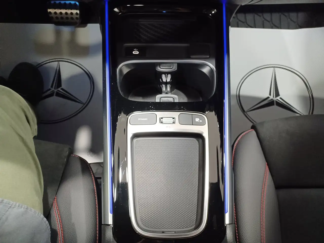 Mercedes-Benz GLB снимка Mercedes-Benz GLB