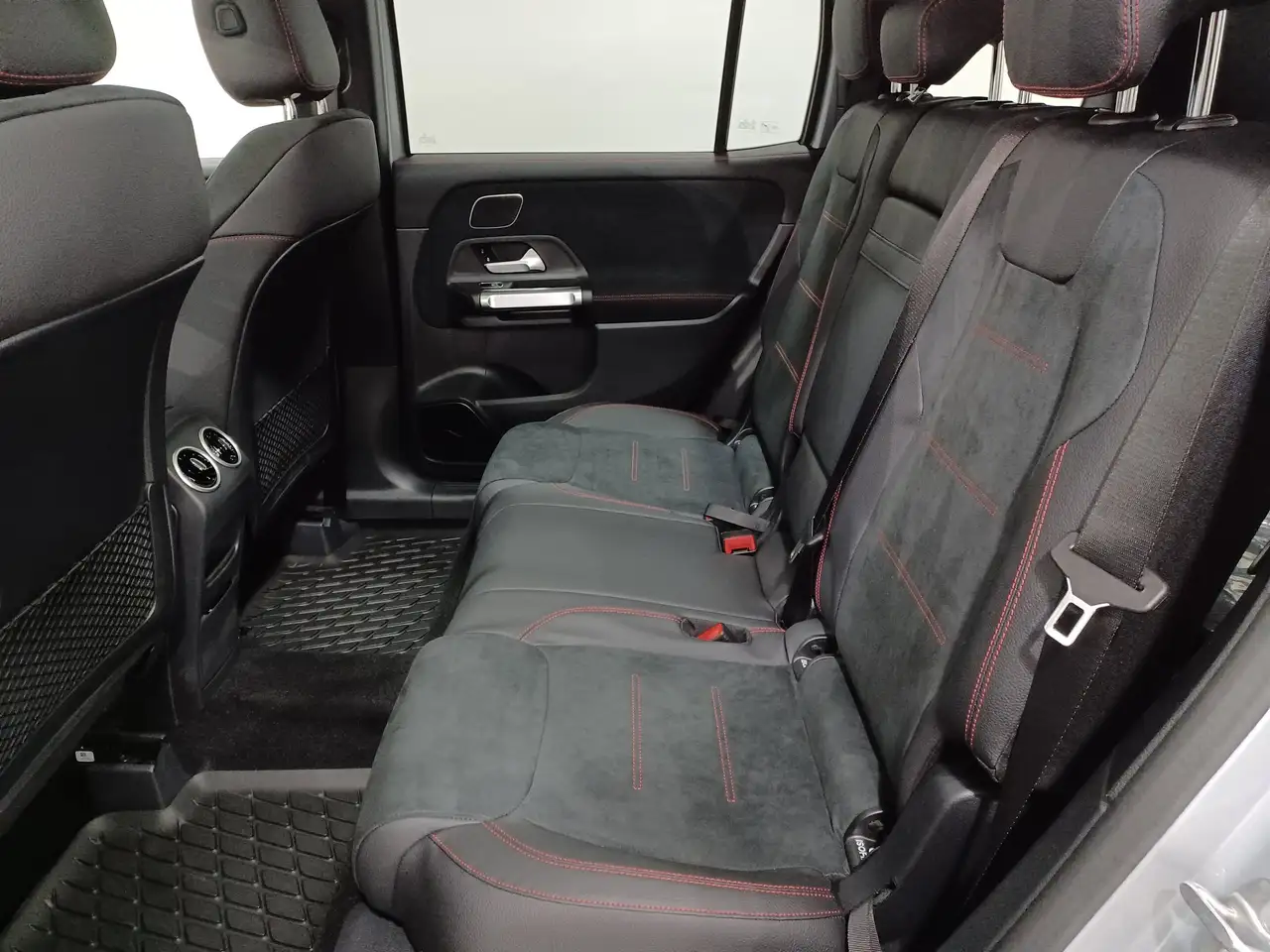 Mercedes-Benz GLB снимка Mercedes-Benz GLB