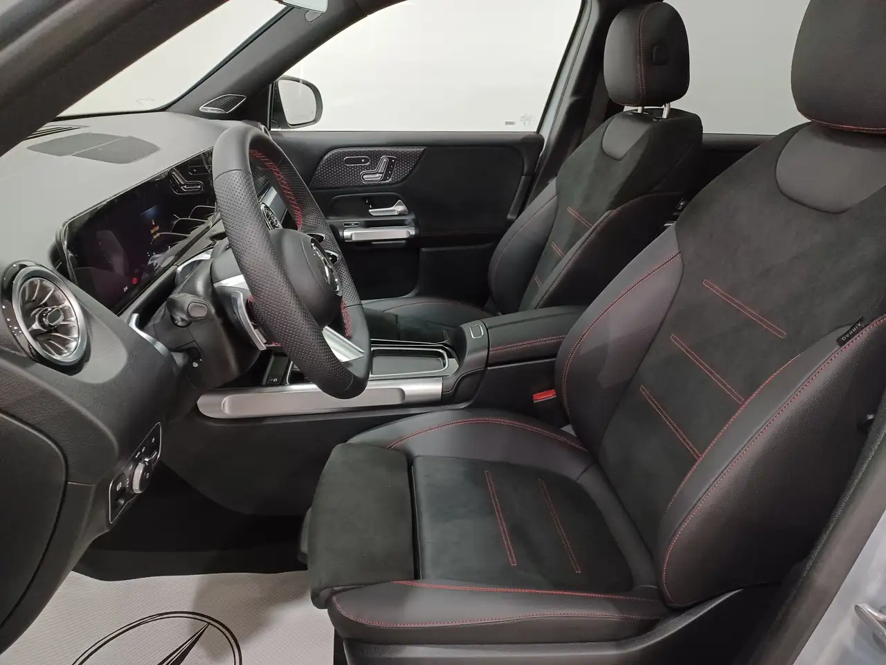 Mercedes-Benz GLB снимка Mercedes-Benz GLB