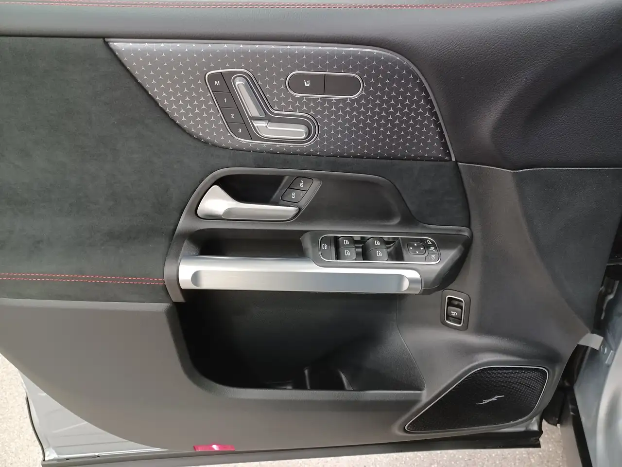 Mercedes-Benz GLB снимка Mercedes-Benz GLB