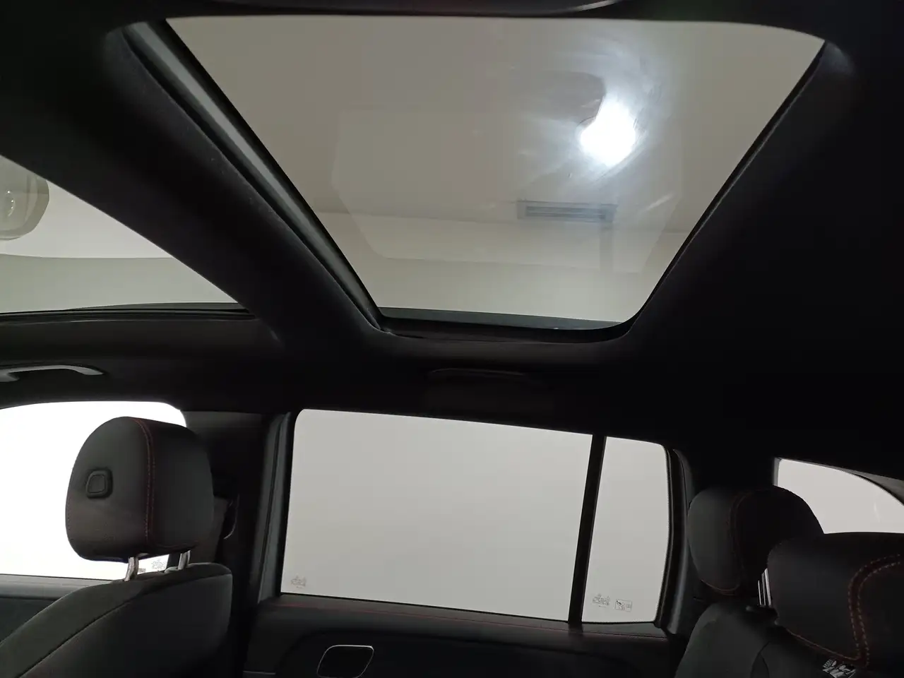 Mercedes-Benz GLB снимка Mercedes-Benz GLB