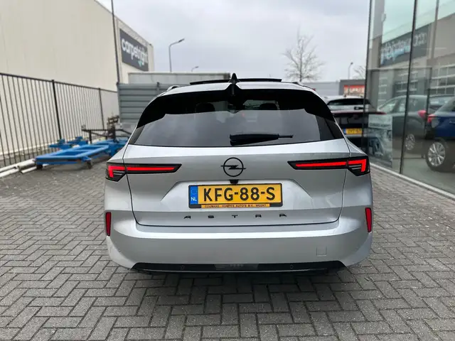 Opel Astra view 8