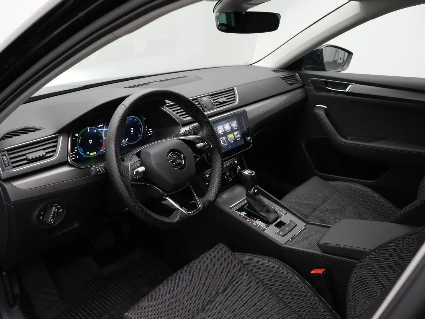 Skoda Superb Combi 1.4 TSI iV 218 pk DSG Business Edition Plus Zwart - 2