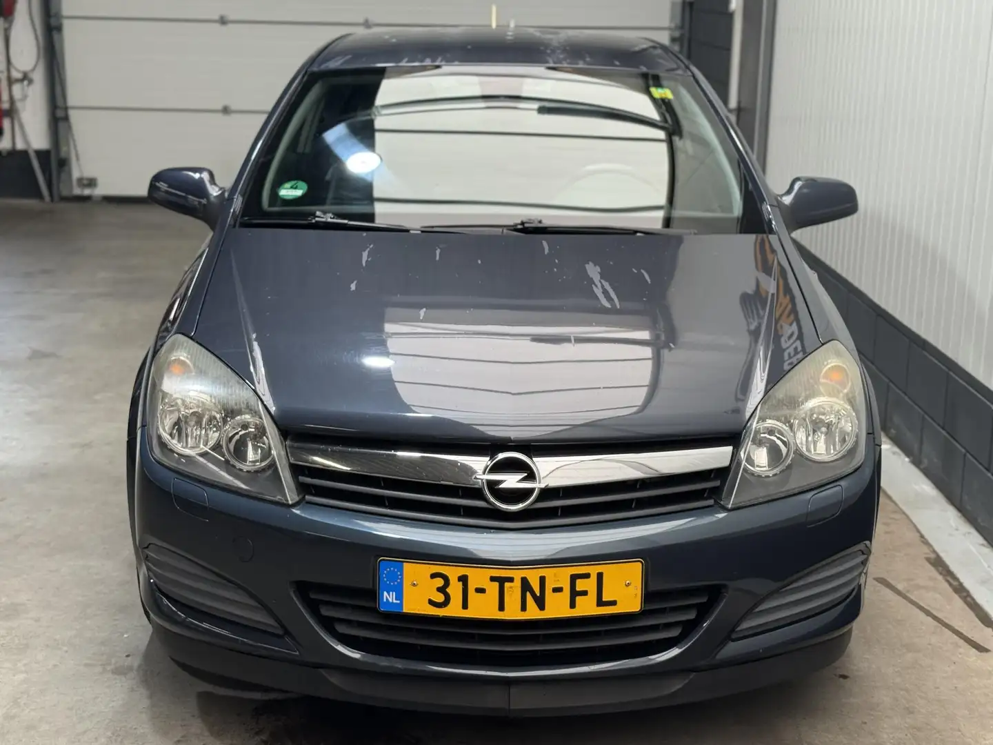 Opel Astra GTC 1.6 Cosmo Grijs - 2