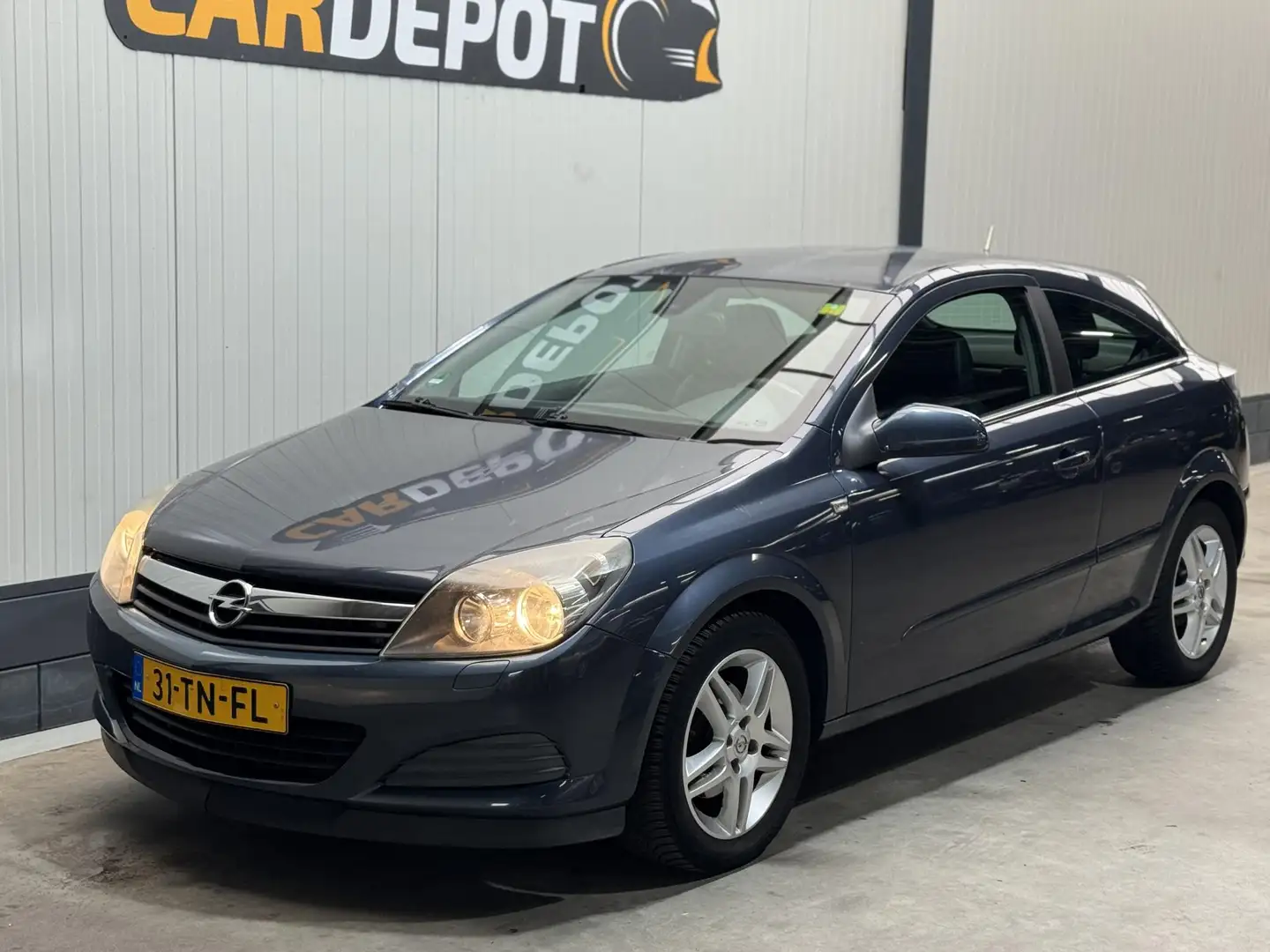 Opel Astra GTC 1.6 Cosmo Grijs - 1