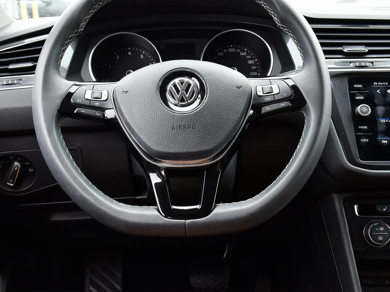 Volkswagen Tiguan снимка Volkswagen Tiguan