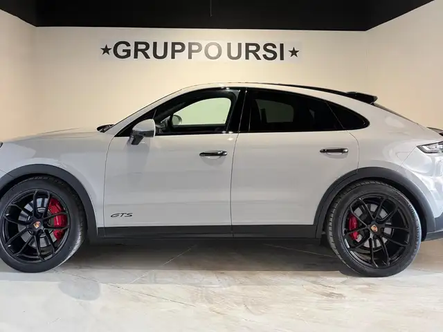 Porsche Cayenne view 8