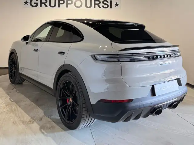 Porsche Cayenne view 3