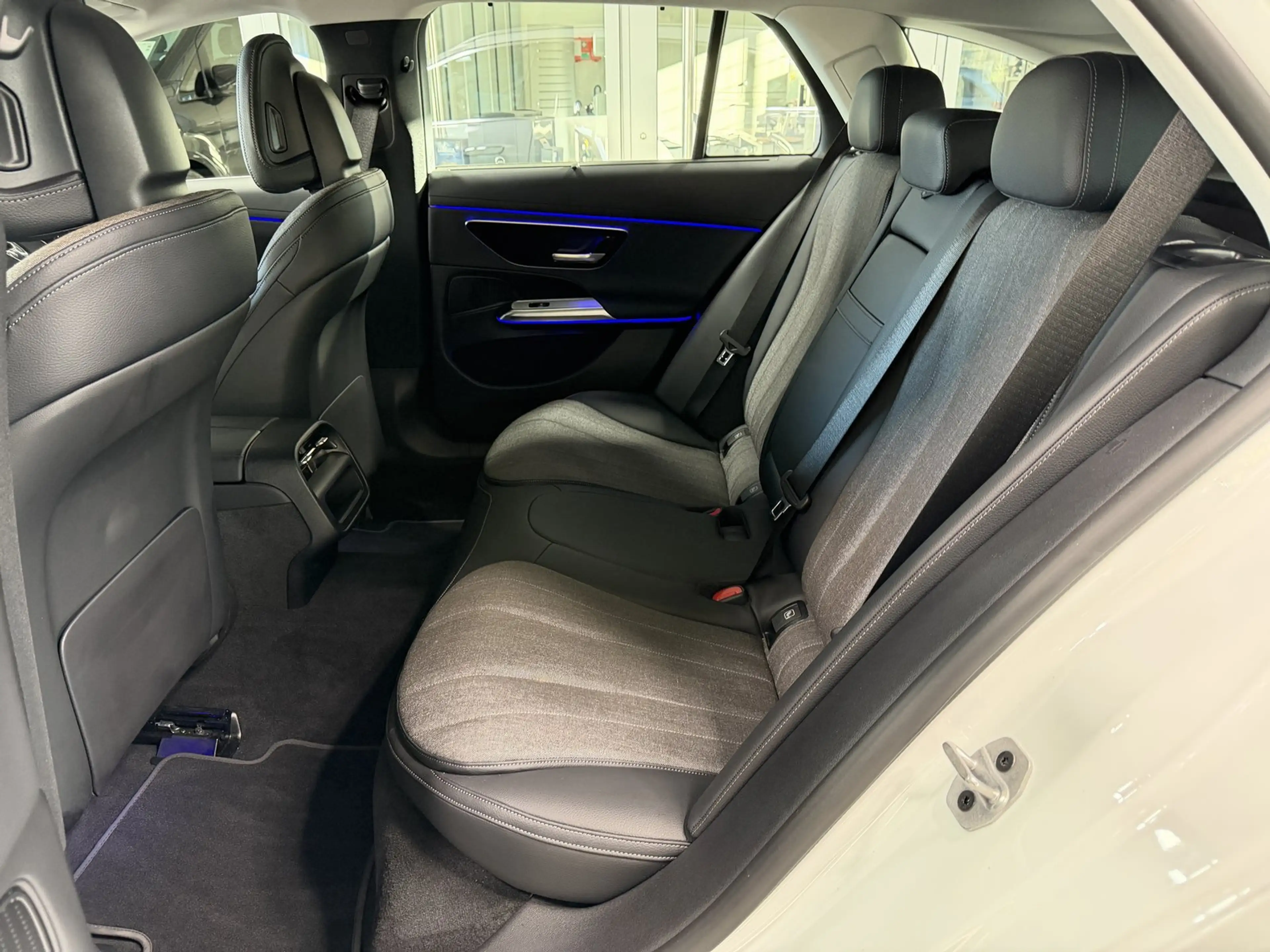 Mercedes-Benz E 220 d T Avantg STANDH AHK MEMORY+DIG.LIGHT+360° — photo 11