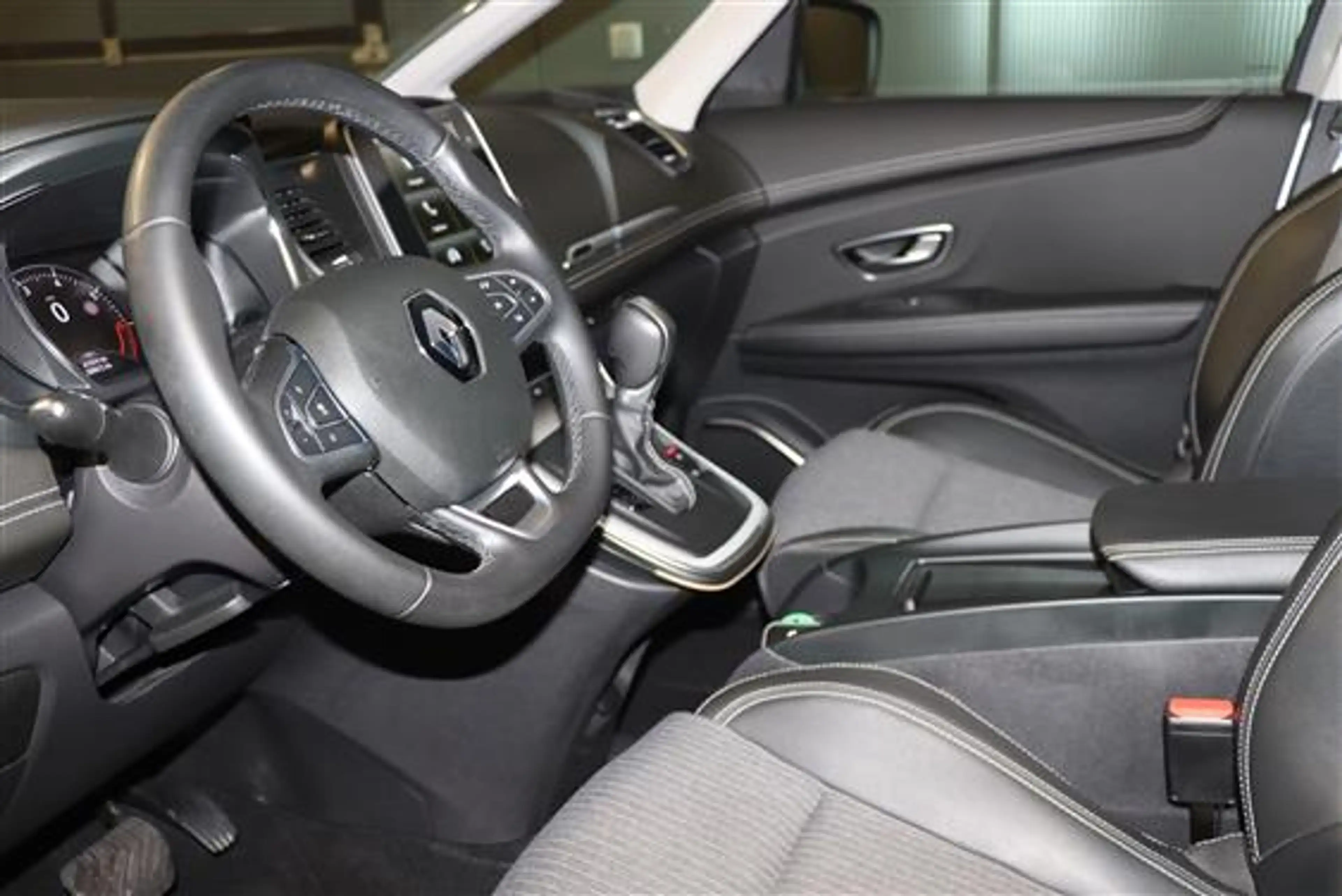 Renault Grand Scenic 1.33 TCE TECHNO EDC 7PL — photo 10