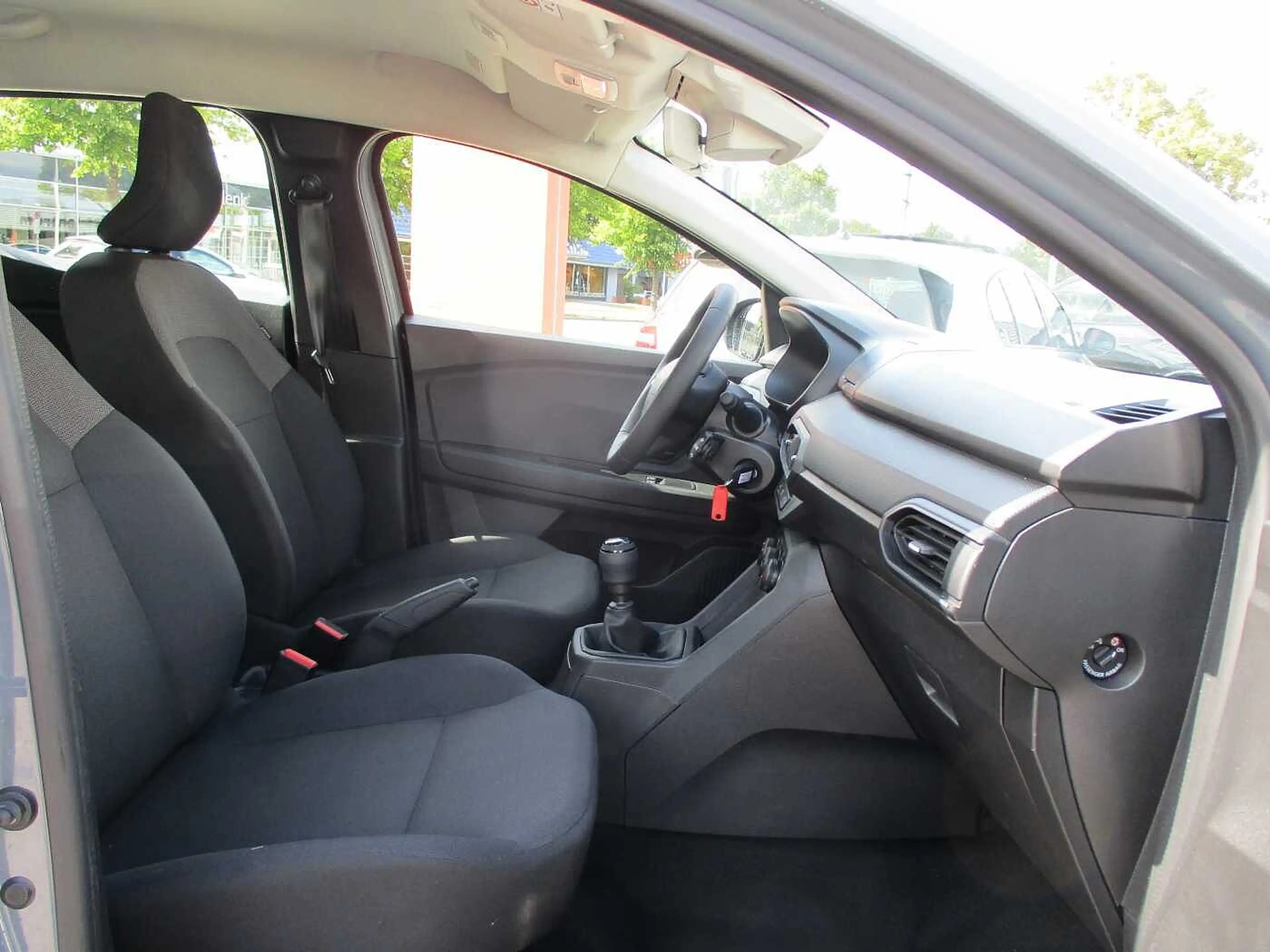 Dacia Sandero TCe 90 Essential — photo 11