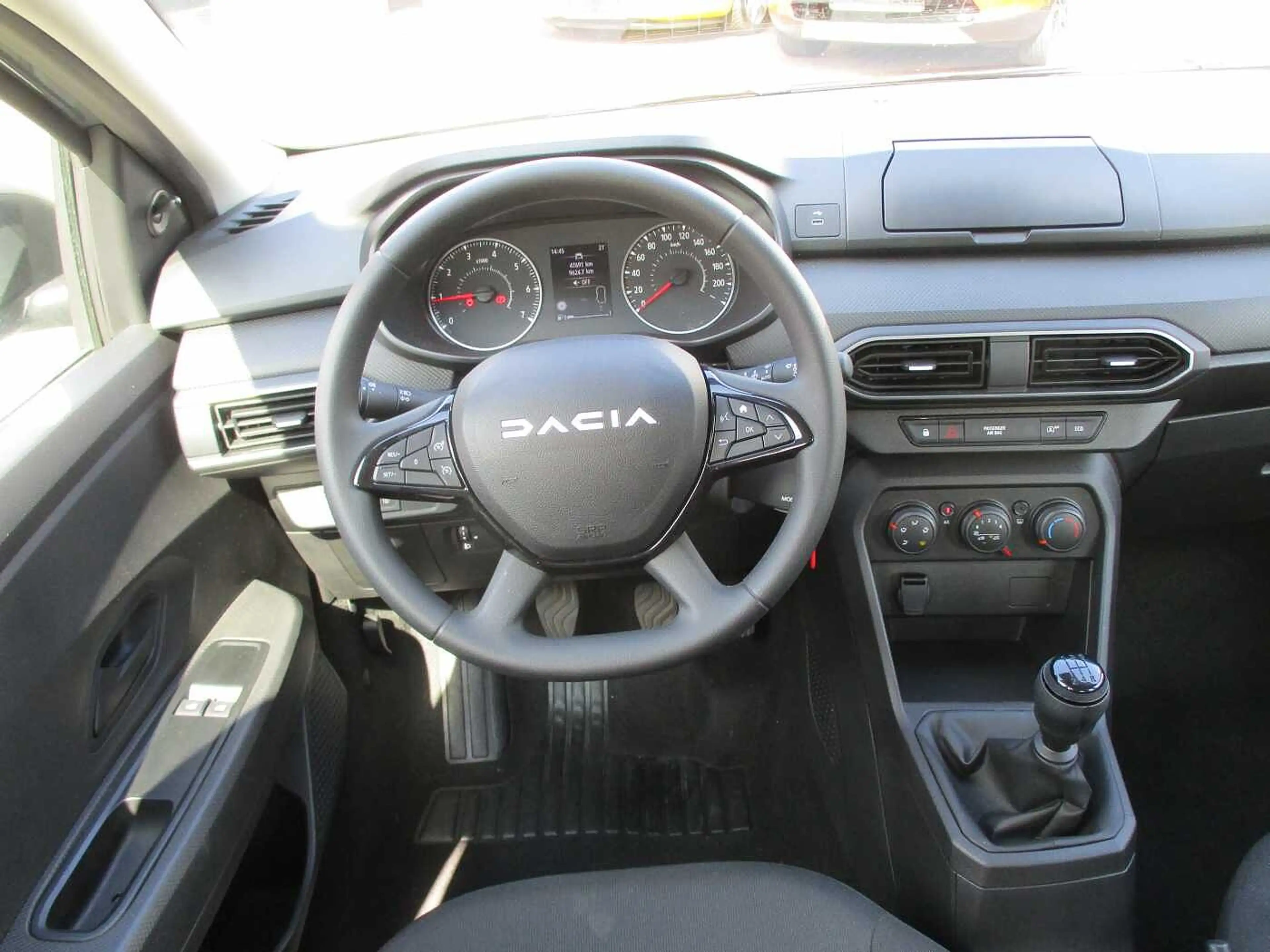 Dacia Sandero TCe 90 Essential — photo 8