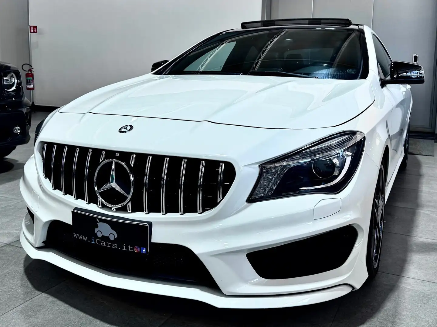 Mercedes-Benz CLA 220 CDI 170CV Premium AMG Blanc - 1
