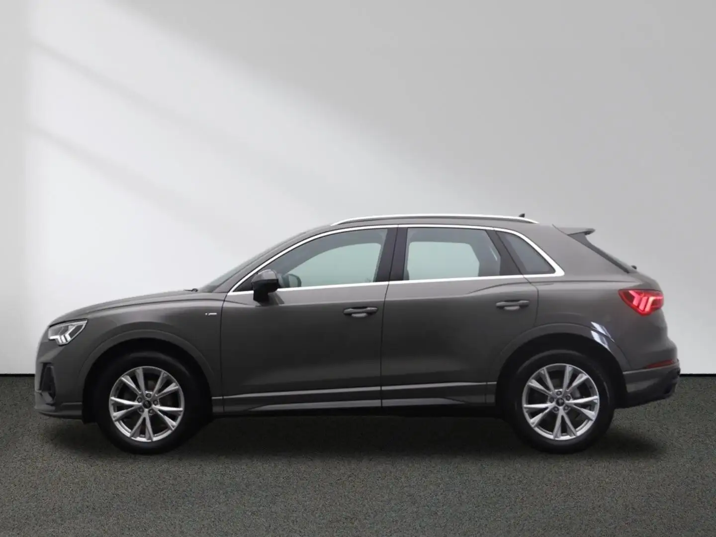 Audi Q3 S line 35 TDI S-line LED Kamera AHK Sonos Grijs - 2