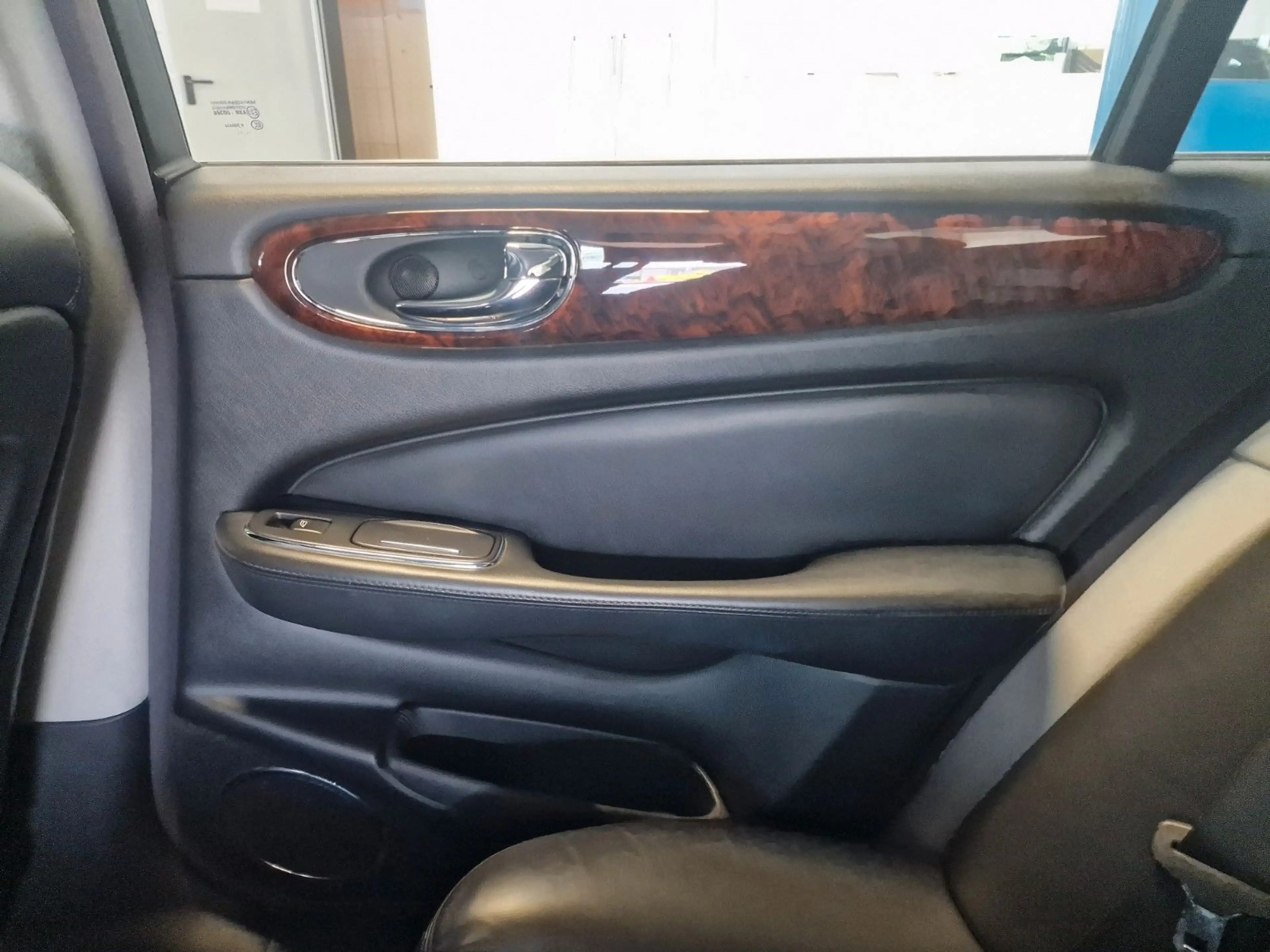 Jaguar XJ8 4,2 — photo 16