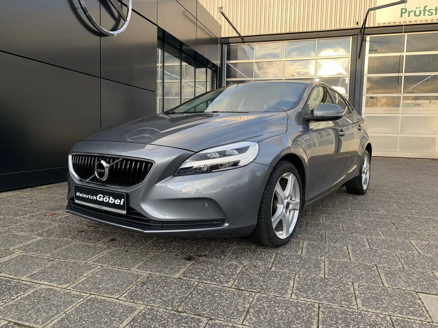 Volvo V40 V 40 T2 2.0 Momentum (EURO 6d-TEMP) Grau - 1