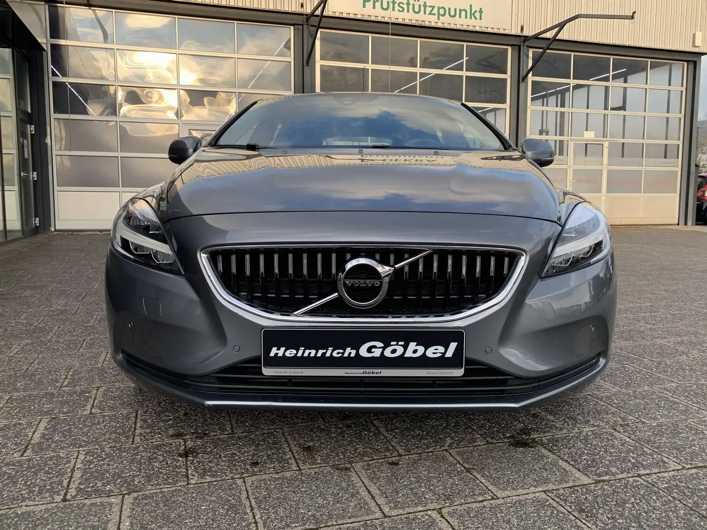 Volvo V40 V 40 T2 2.0 Momentum (EURO 6d-TEMP) Grau - 2
