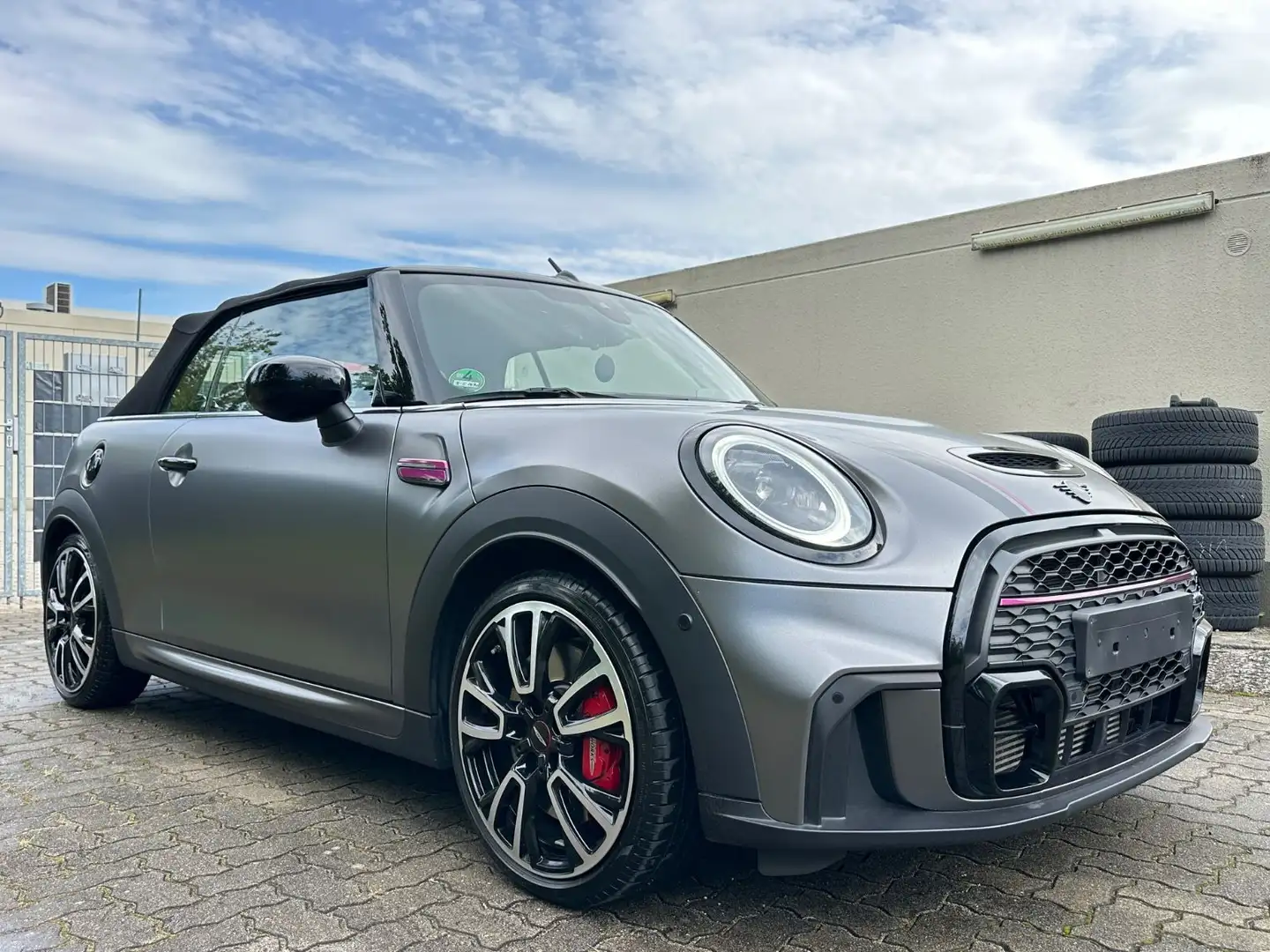 MINI John Cooper Works Cabrio Gelb - 1