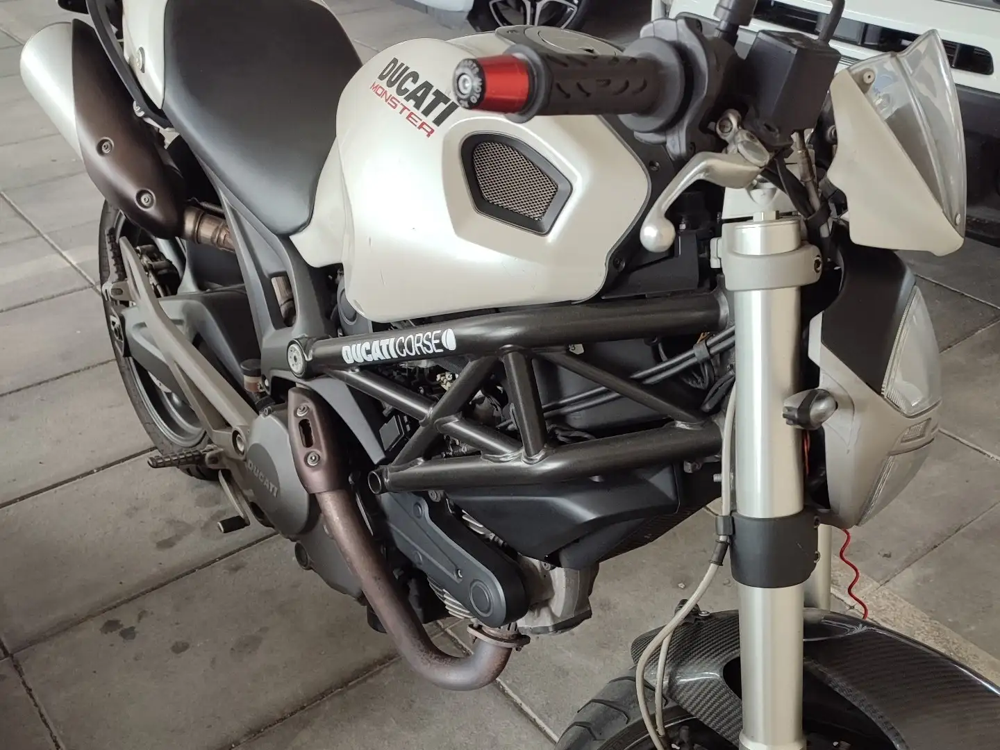 Ducati Monster 696 plus bijela - 1