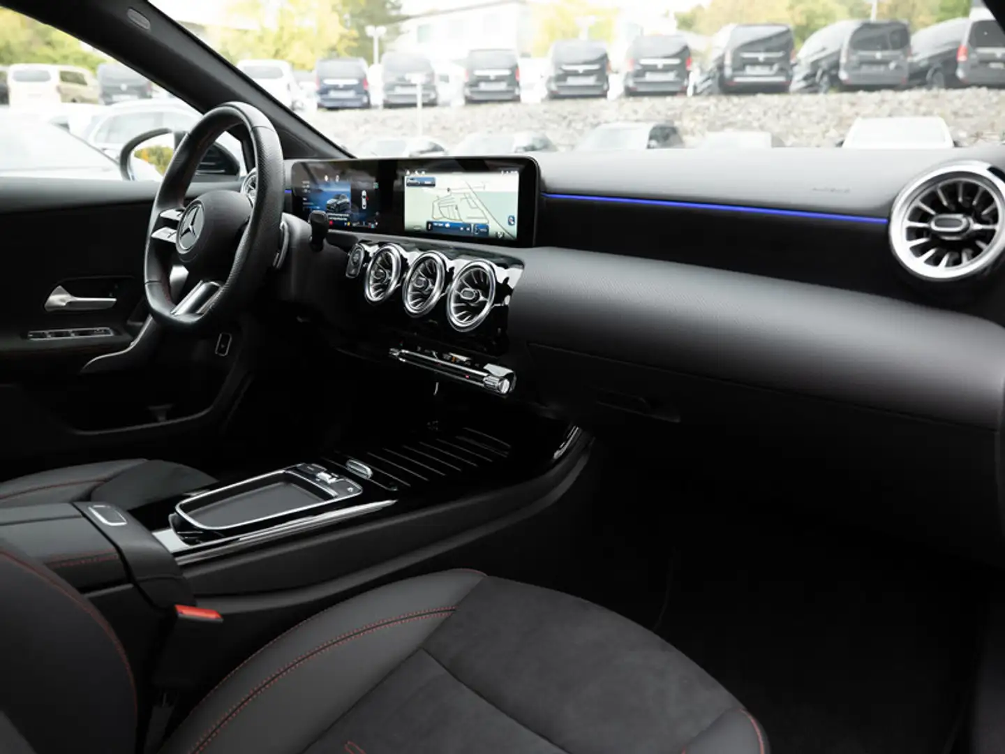Mercedes-Benz A 200 d Limo AMG-Sport/LED/Cam/AHK/Keyl/Ambi/18" Schwarz - 2