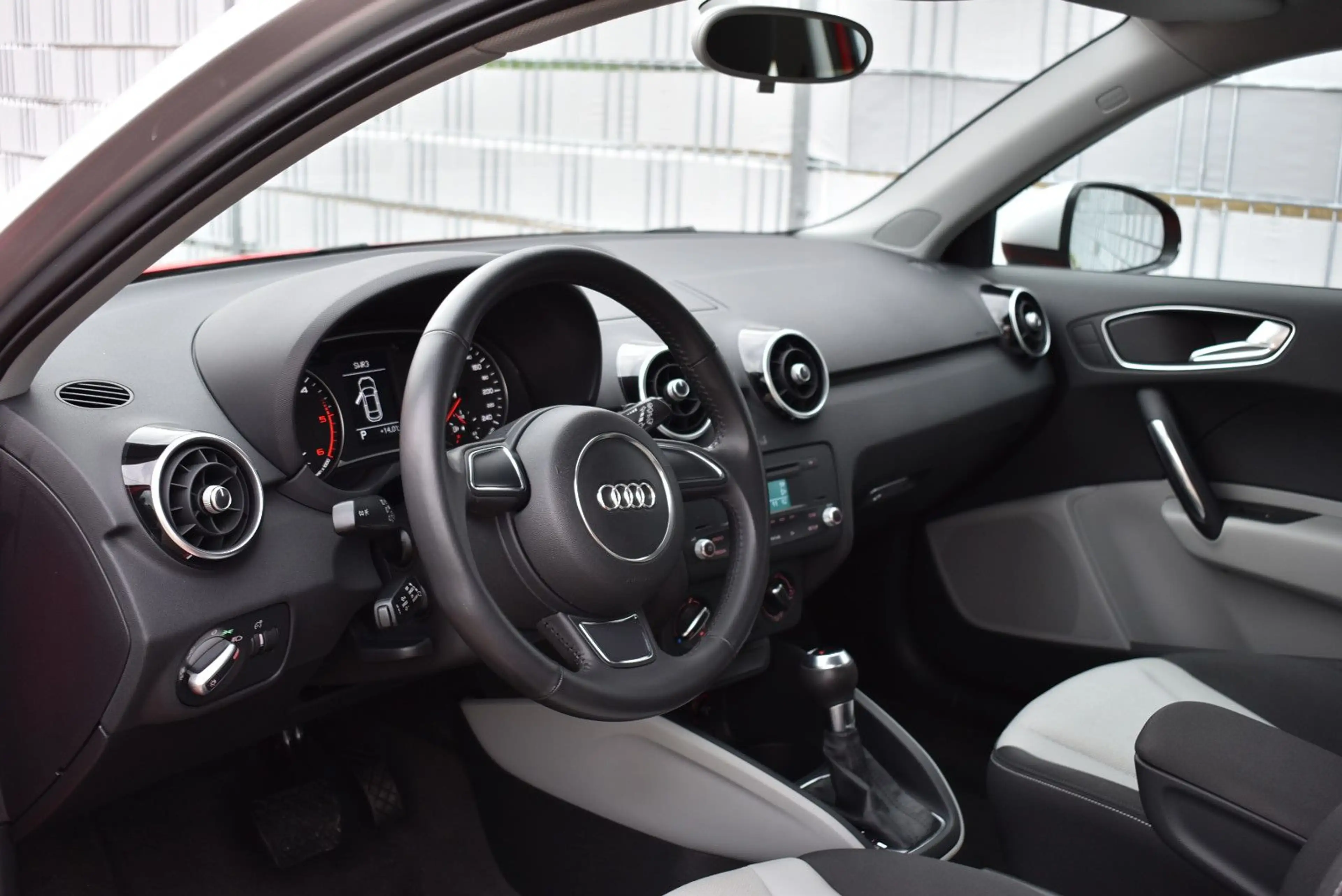Audi A1 Ambition 1.6 TDI Automatik erst 48100Km — photo 13