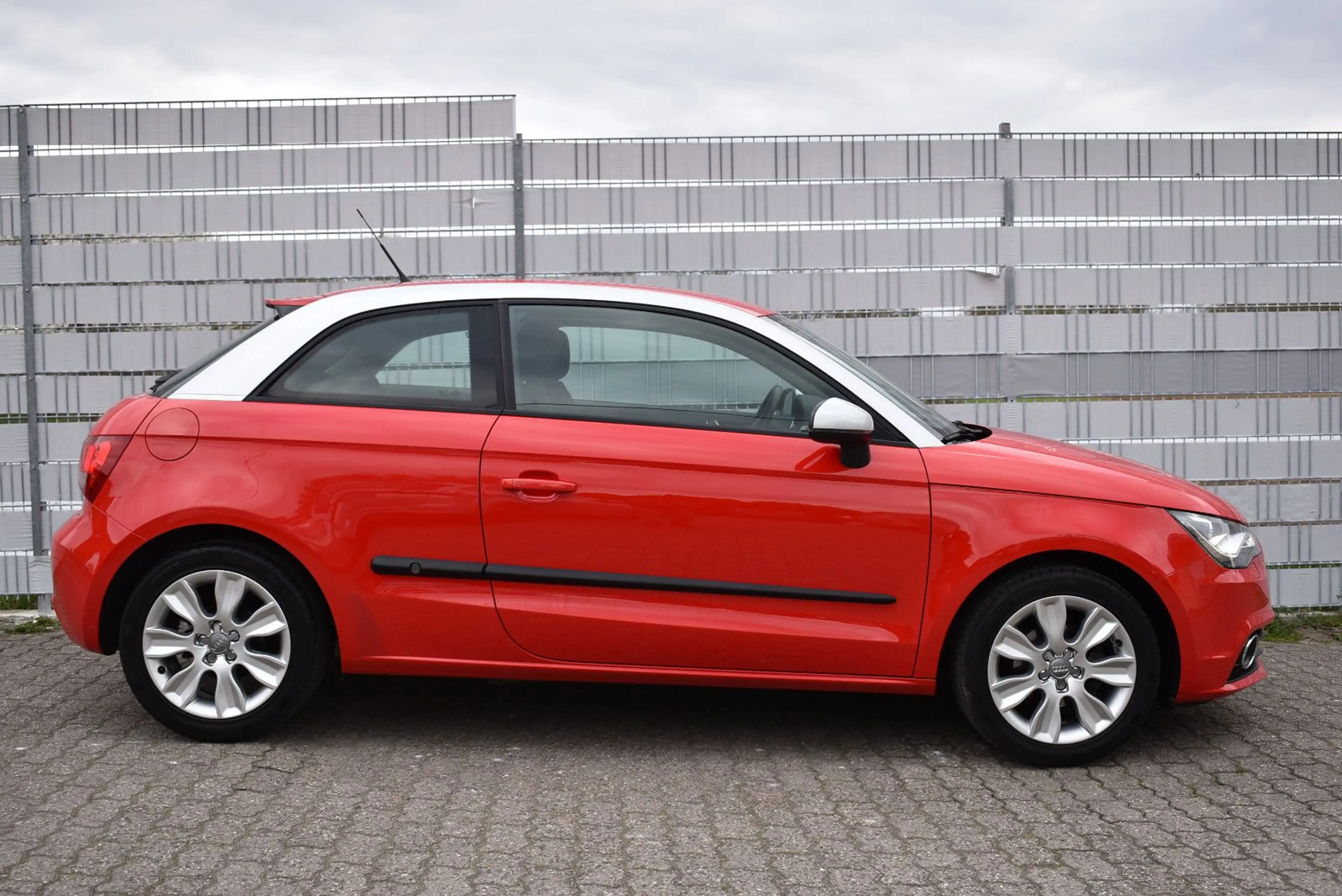 Audi A1 Ambition 1.6 TDI Automatik erst 48100Km — photo 4