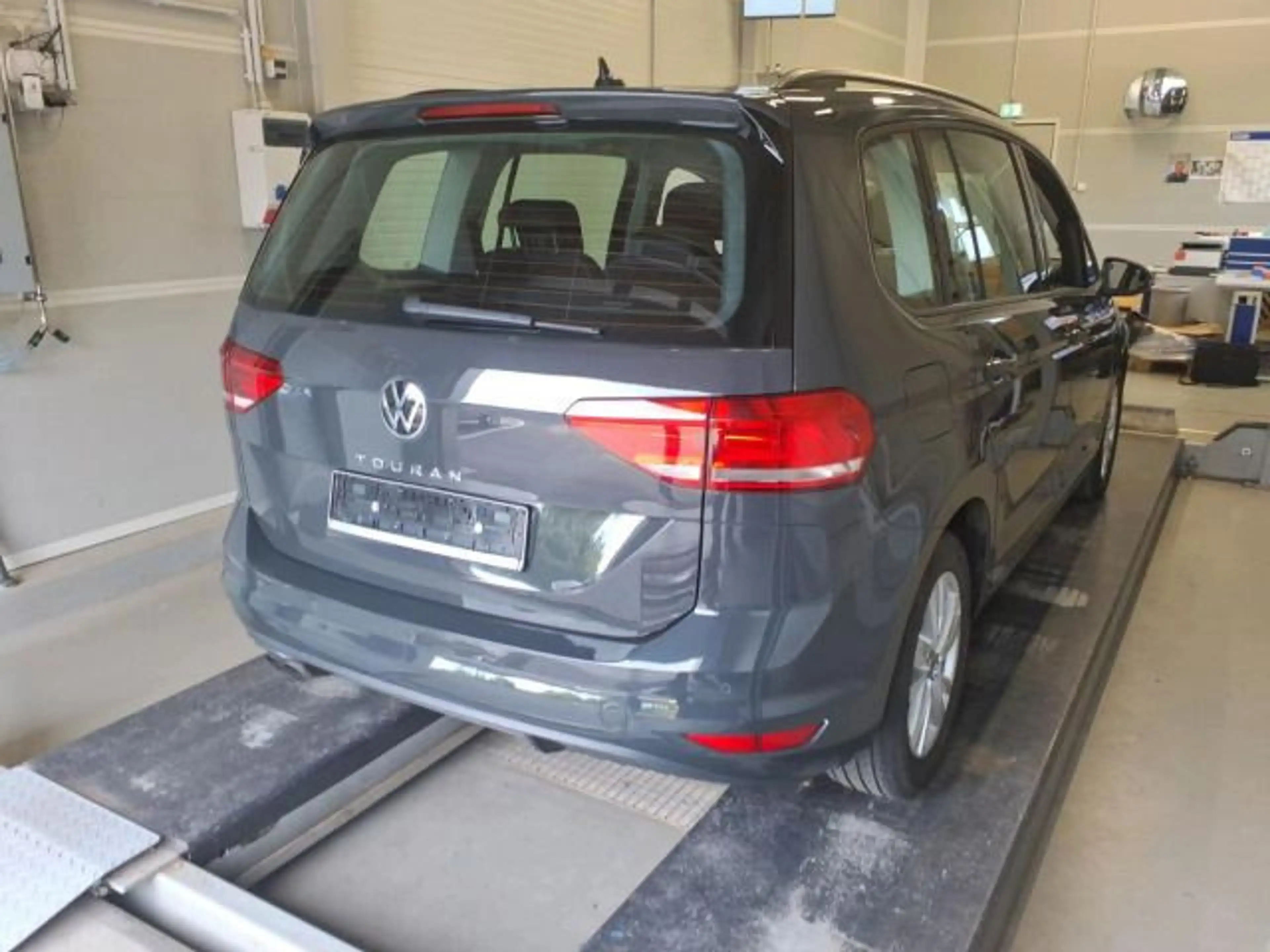 Volkswagen Touran Comfortline 2.0TDI DSG AHK NAVI KAM ACC — photo 5