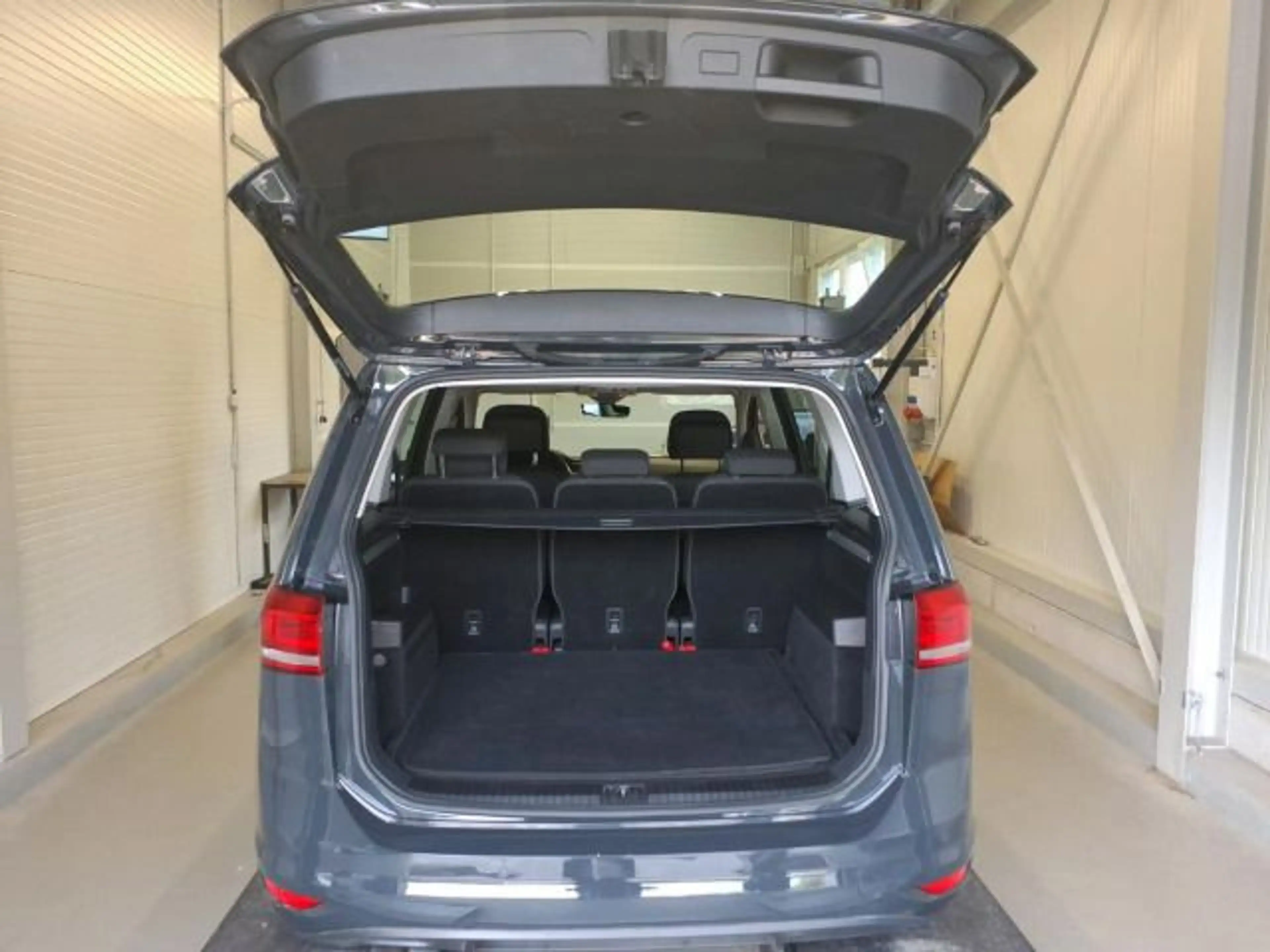 Volkswagen Touran Comfortline 2.0TDI DSG AHK NAVI KAM ACC — photo 6