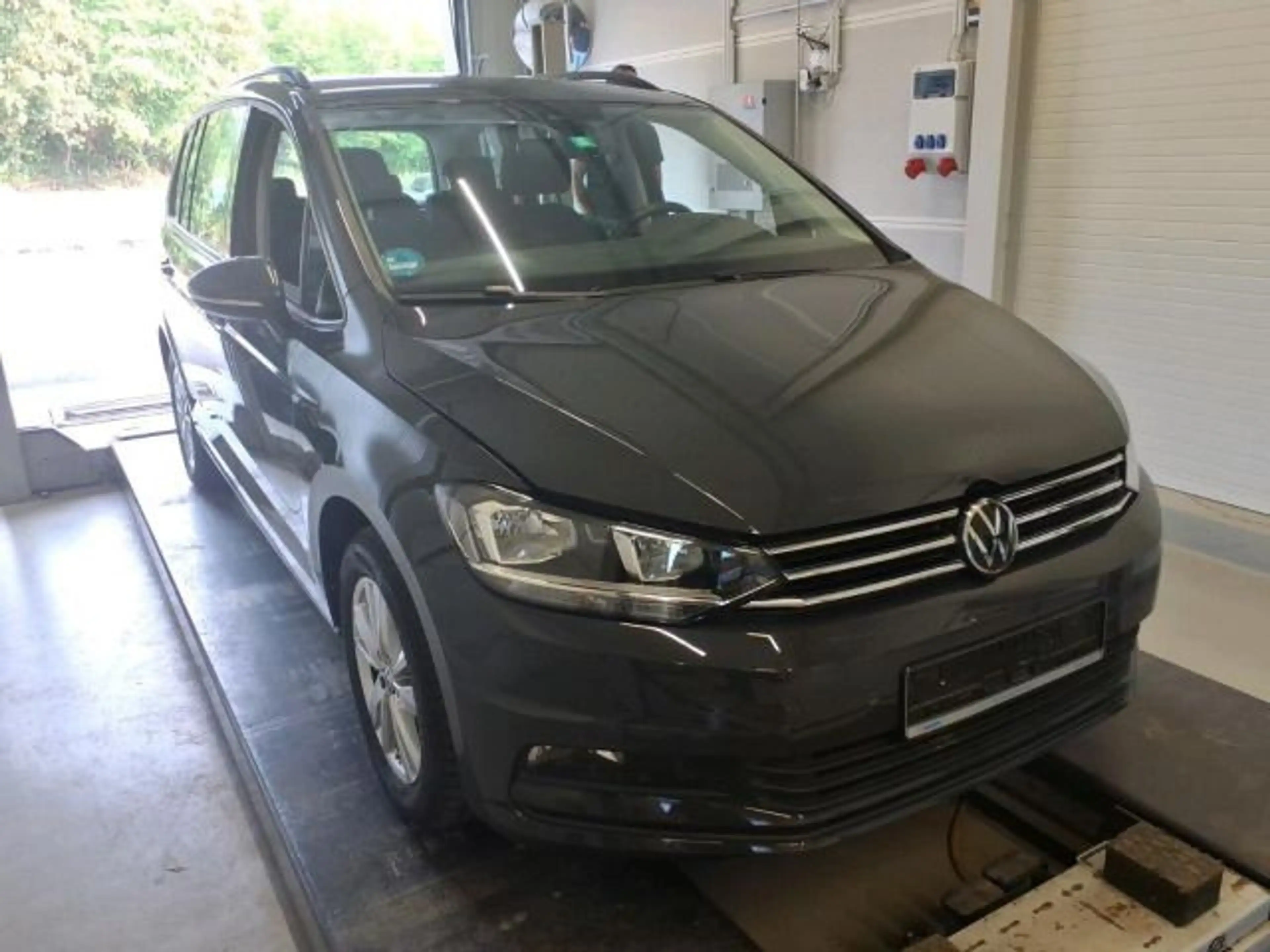 Volkswagen Touran Comfortline 2.0TDI DSG AHK NAVI KAM ACC — photo 3