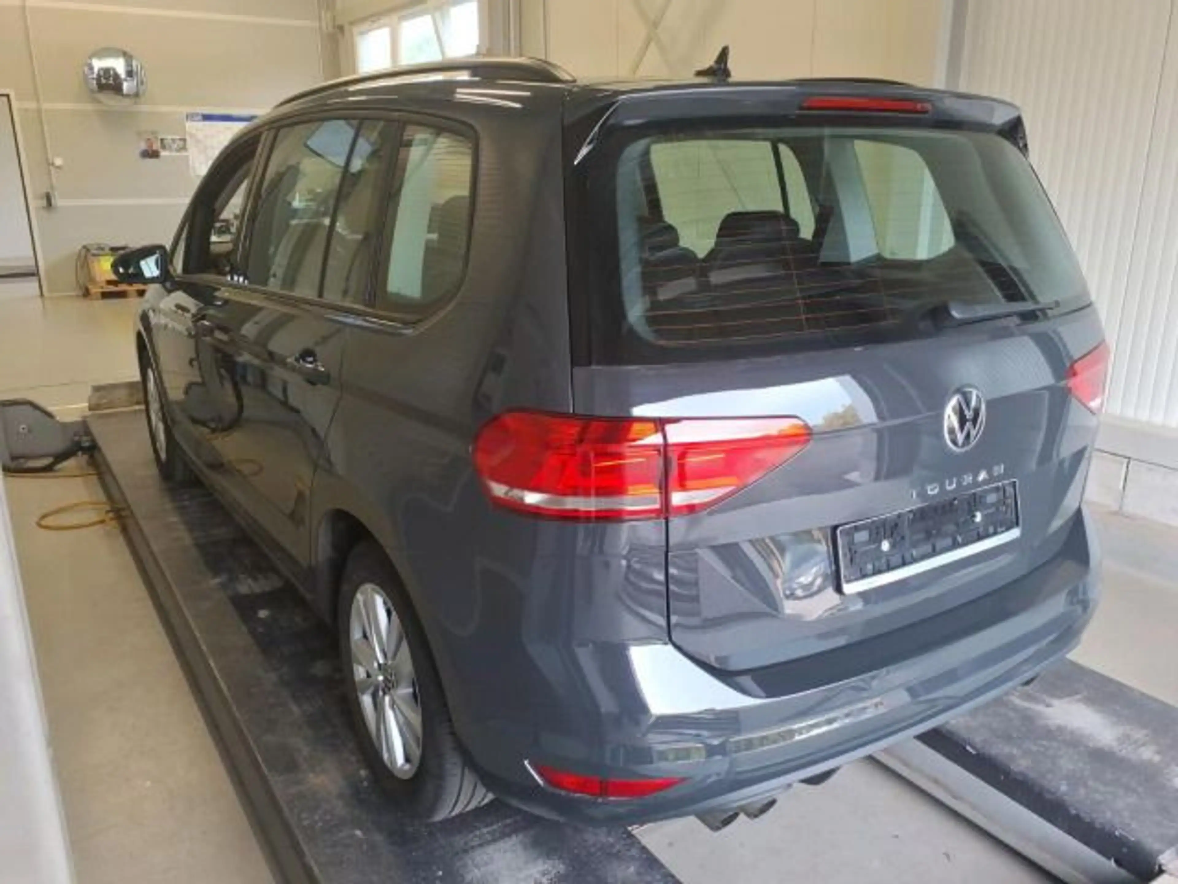 Volkswagen Touran Comfortline 2.0TDI DSG AHK NAVI KAM ACC — photo 4