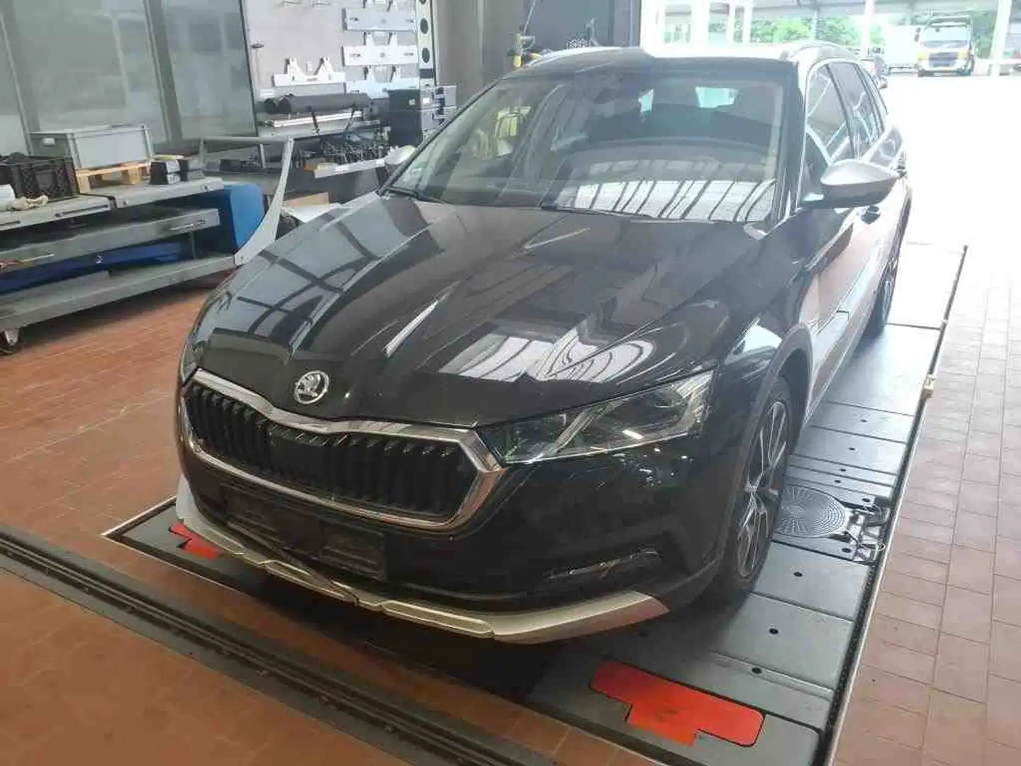 Skoda Octavia Combi Scout 2.0 TDI 4x4 DSG*AHK*PANO* Schwarz - 1