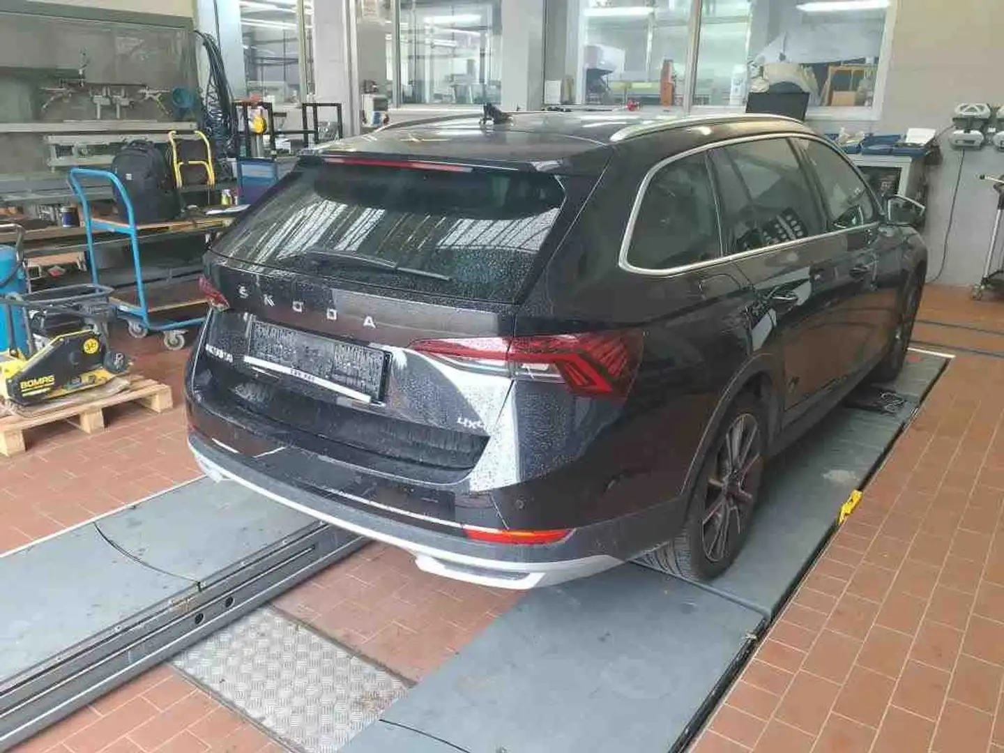 Skoda Octavia Combi Scout 2.0 TDI 4x4 DSG*AHK*PANO* Schwarz - 2