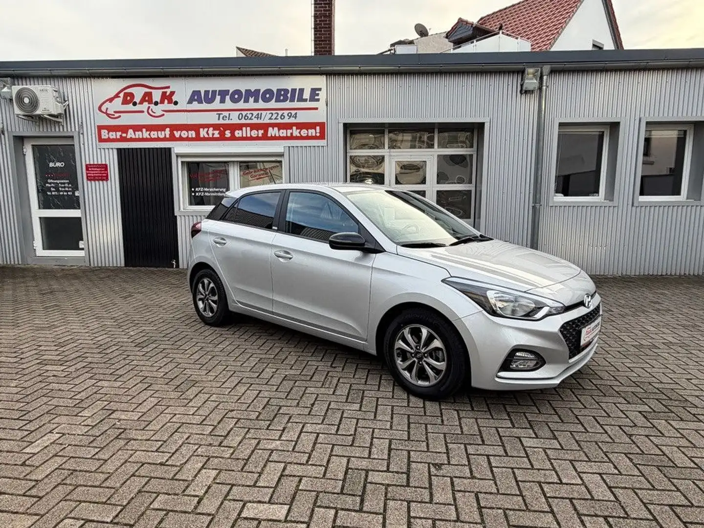 Hyundai i20 YES! 1.Hand+47TKM+R.Kamera+Navi+Automatik Silber - 1