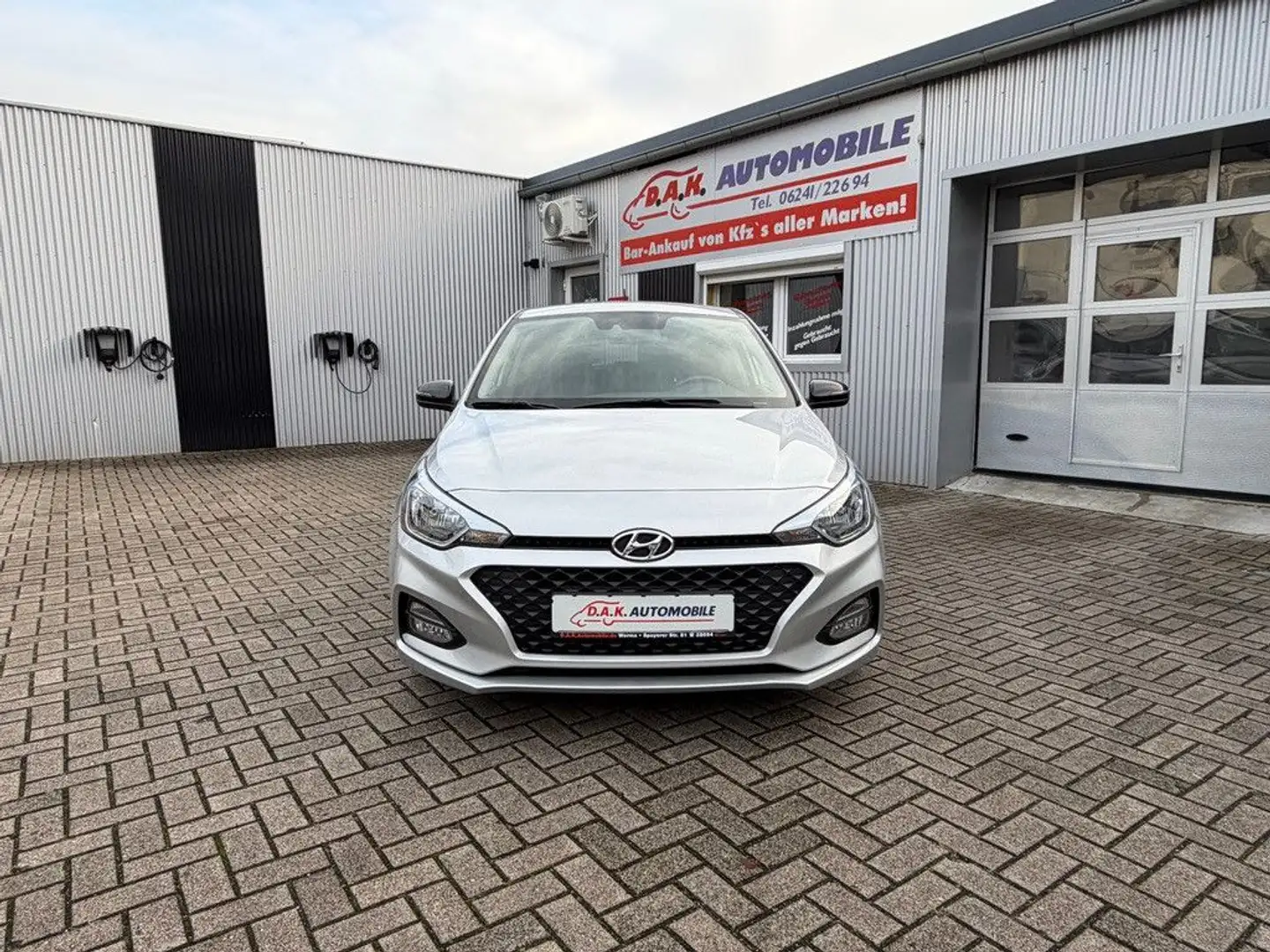 Hyundai i20 YES! 1.Hand+47TKM+R.Kamera+Navi+Automatik Silber - 2