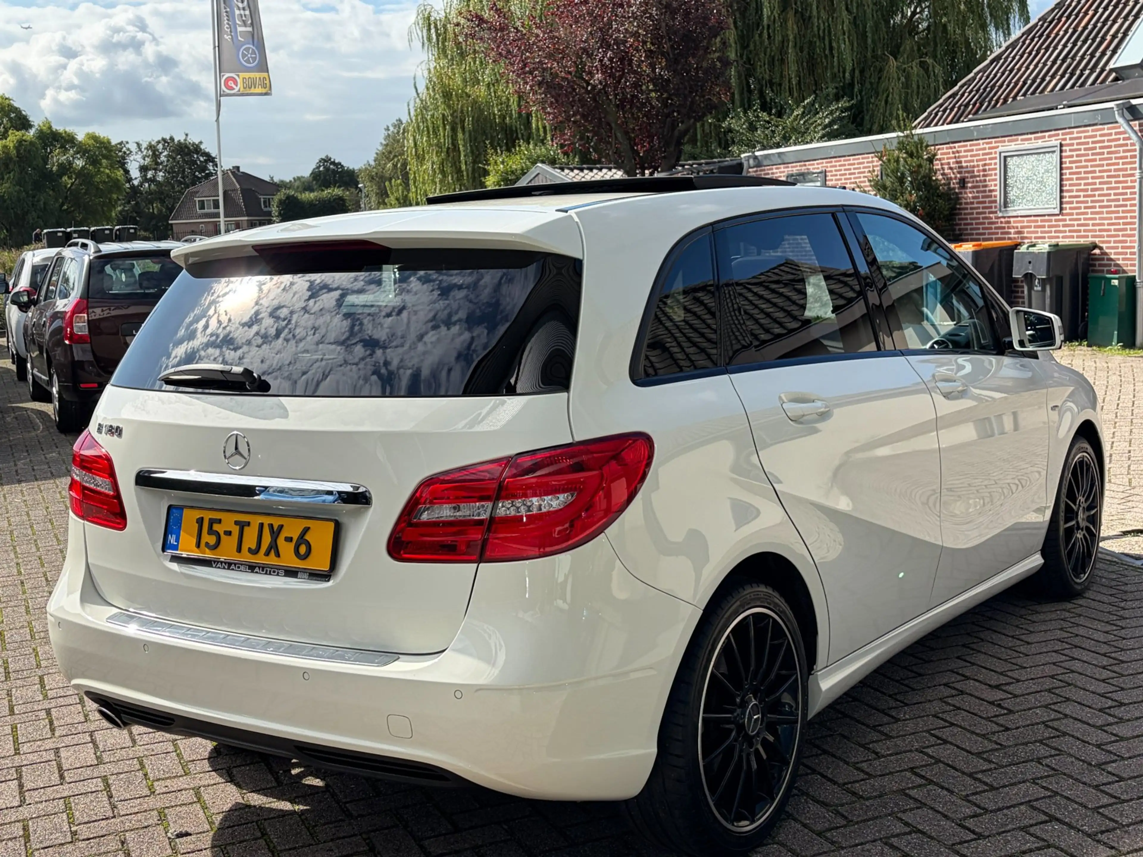 Mercedes-Benz B 180 Ambition AMG Panorama Leer El.Stoelen Navi App-Con — photo 4